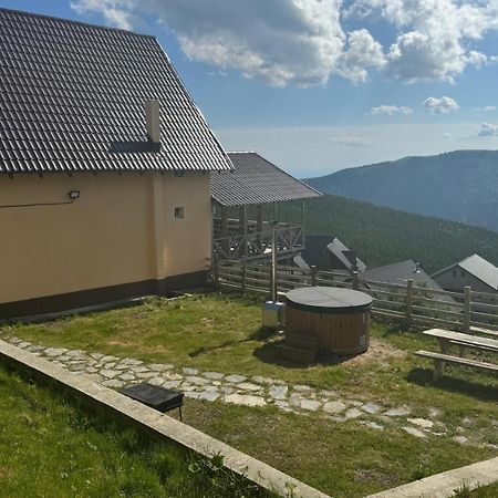 Отель Lupul Dacic Рынка Экстерьер фото