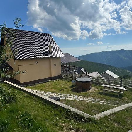Отель Lupul Dacic Рынка Экстерьер фото